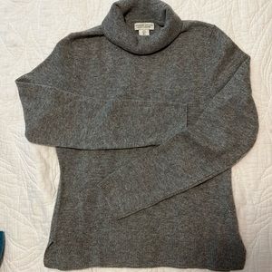 Adrienne Vittadini 100% 2-PLY Cashmere Knit Grey Turtle Neck Sweater. NWOT